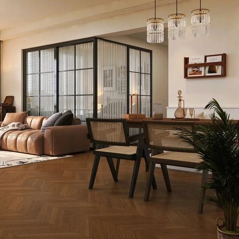 🌟 Vintage Vibes in My Cozy Home 🌟 How can a vintage-style home look so beautiful? 😍 🛋 The entire living room is covered with walnut-colored herringbone wood flooring, exuding a subtle wood fragrance and a warm, textured feel. The creamy white walls perfectly complement the soft accents of vintage furniture, blending classical charm with modern simplicity. 🖤 A dark brown leather sofa paired with a minimalist double-layer glass coffee table brings warmth and elegance to the space. The vintag... Dark Brown Leather Sofa, Dark Brown Floor, Herringbone Wood, Dark Floors, Brown Floors, Brown Leather Sofa, Cozy Home, Glass Coffee Table, Wood Flooring