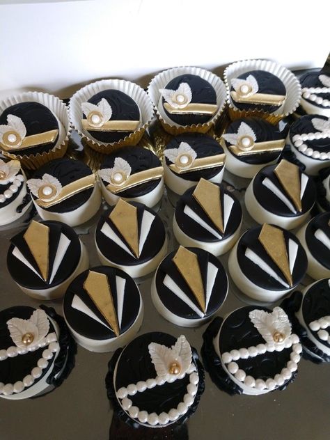 Great Gatsby Treats Dessert Tables, Gatsby Cupcakes Roaring 20s, Great Gatsby Cupcake Ideas, Gatsby Food, Gatsby Cookies, Gatsby Christmas, Gatsby Birthday Party, Dessert Treats, 60 Birthday