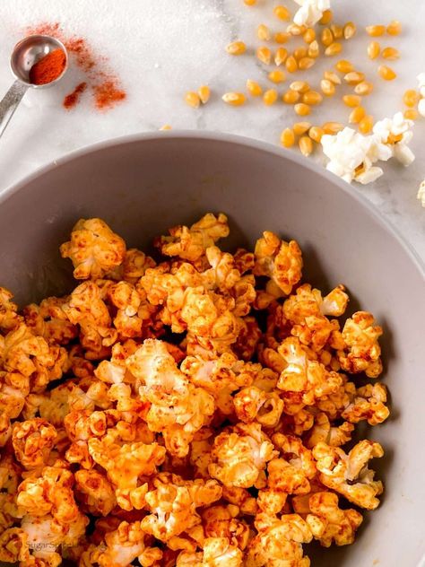 Masala Popcorn Recipe, Spicy Popcorn Recipes, Popcorn Recipes Savory, Popcorn Salad, Chocolate Peanut Butter Popcorn, Chili Powder Recipe, Spicy Popcorn, Kashmiri Chilli, Spiced Popcorn