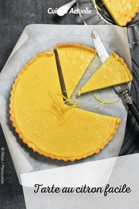 La recette de la tarte au citron facile #cuisineactuelle #tarteaucitron #citron Tupperware, Cocktail Recipes, Tart, Biscuits, Dairy, Pie, Dessert, Cheese, Fruit