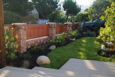 Front Yard Fence Ideas, Yard Fence Ideas, Wood Fence Design, Yard Fence, Modern Front Yard, Concrete Fence, Brick Fence, Fence Styles, Front Yard Fence