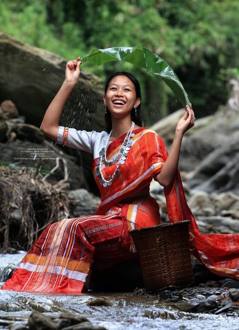 Chakma dress Chakma Traditional Dress, Jay Adivasi Photo, Jay Adivasi, Adivasi Photo, Desi Photography, Bangladesh Clothing, Couple Poses Reference, Textile Crafts, Brand Book