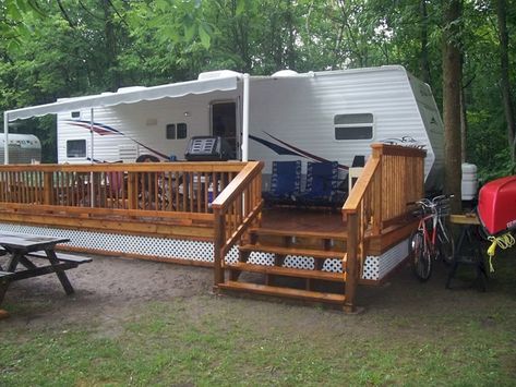 Porch For Camper, Campsite Decorating, Trailer Deck, Rv Carports, Camping Gear Checklist, Camping Vintage, Camper Hacks, Trailer Living, Camper Living