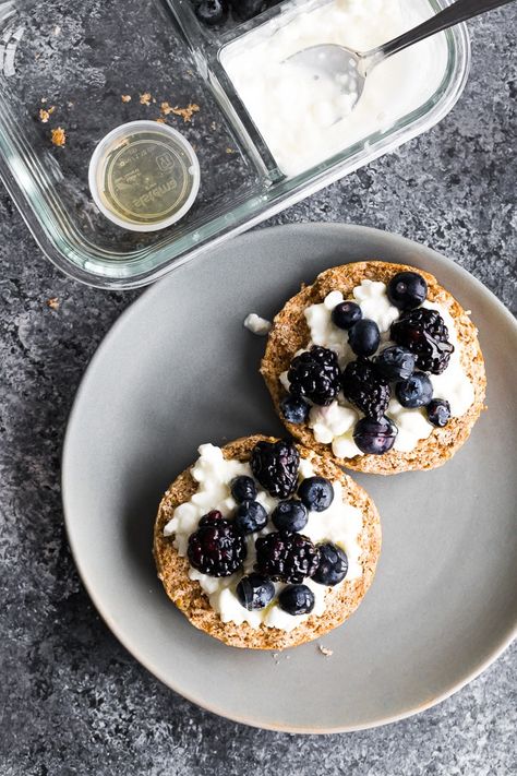 English Muffin Breakfast Box | Sweet Peas and Saffron Muffin Snacks, English Muffins Toppings, Bento Breakfast, Brekkie Ideas, Sweet Peas And Saffron, English Muffin Breakfast, Muffin Breakfast, Macro Counting, English Muffin Recipes