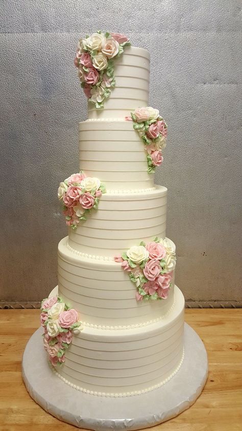 Cake Butter Cream, Roses Wedding Cake, Wisteria Wedding, Buttercream Roses, Wedding Cake Roses, Special Cakes, Pink Wedding Cake, Swiss Meringue, Bolo Fake