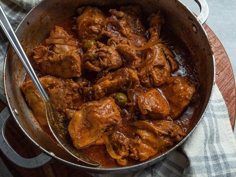 Dominican Stewed Chicken, Dominican Chicken Recipes, Chicken Stews, Dominican Recipes, Caribbean Dishes, Honduran Recipes, Vinegar Chicken, Latino Food, Meal Rotation