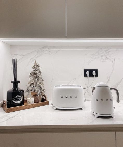 Smeg Kitchen Ideas, Smeg Aesthetic, Christmas Decorations Aesthetic, Christmas Apartment Decor, Christmas Decorations Kitchen, Christmas Decor Ideas Aesthetic, Kitchen Decor Aesthetic, Christmas Decor Ideas Kitchen, Christmas Decor Kitchen