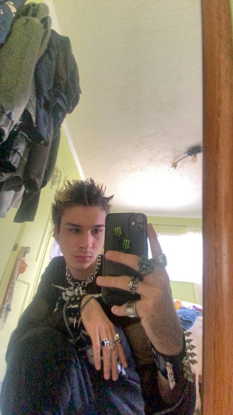 Small Liberty Spikes Hair, Short Liberty Spikes, 90s Punk Aesthetic, Liberty Spikes, 90s Punk, Spiked Hair, Punk Aesthetic, Hair Inspiration Short, Pretty Hairstyles