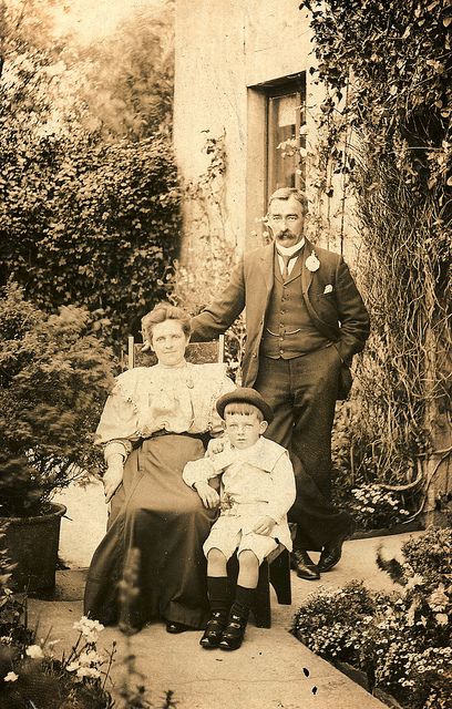 Edwardian family in the garden Edwardian Garden, Vintage People, Black White Vintage, Old Photography, Photographs Of People, Edwardian Era, Edwardian Fashion, Vintage Portraits, Antique Photos