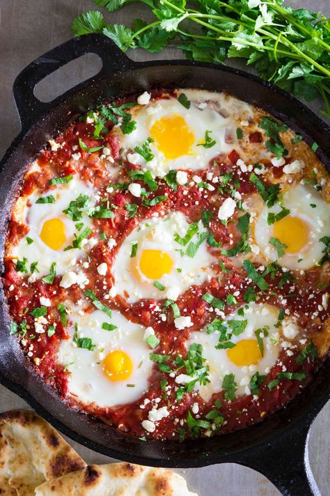 Shakshuka Recipe Easy Shakshuka Recipe, Foil Recipes, How To Make Shakshuka, Shakshuka Recipe, Easy Breakfast Casserole Recipes, Shakshuka Recipes, Breakfast Quiche Recipes, Breakfast Burritos Recipe, Clam Recipes