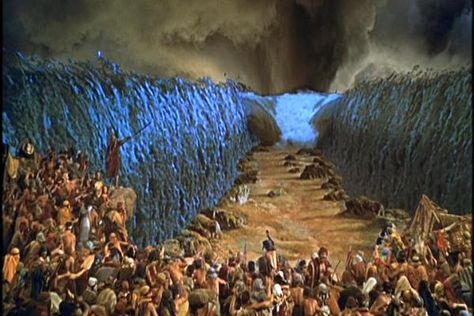 This beautiful shot of the parting of the RED SEA in THE 10 COMMANDMENTS ( 1956 ) was partly matte painted and the talent of Special Effects man JOHN P. FULTON who also took home the Oscar in '57 for his incredible visual effect. Pretty dam good for the Mid 50's. The 10 Commandments Movie, Crossing Jordan, Bible Clipart, Unique Videos, Parting The Red Sea, Epic Film, Charlton Heston, The Red Sea, 10 Commandments