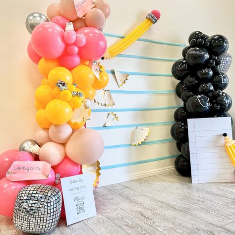 Kindergarten Balloon Arch, Back To School Party Decorations Diy, First Day Of Preschool Backdrop, Schools Out Party For Kids, School Themed Party Decorations, Graduation School Decorations, Kindergarten Graduation Party Themes, Kindergarten Graduation Photo Backdrop, Teacher Balloon Arch