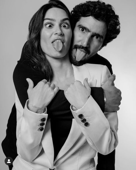 Funny Couple Portraits, Funny Poses Couple, Couple Headshot Poses, Men Couple Photoshoot, Fun Couple Shoot Ideas, Funny Couple Poses Drawing Reference, Couples Photoshoot In Studio, Dramatic Couple Poses, Funny Couples Photoshoot