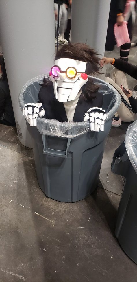 Ye Sun @ spamton's garbage can (ANYC K17) on Twitter: "LIVING IN A GODDAMN GARBAGE CAN… " Spamton Cosplay, Undertale Cosplay, Undertale Pictures, Fox Games, Undertale Memes, Toby Fox, Undertale Funny, Undertale Art, Undertale Fanart