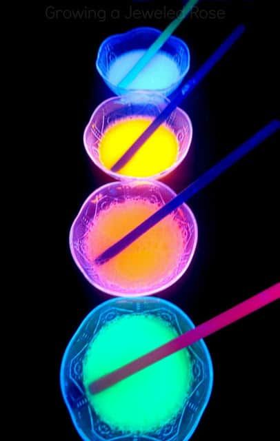 Glow In The Dark Bubbles, Lila Party, Bubble Recipe, Bubble Solution, Diy Glow, Bubble Painting, Youth Programs, Outdoor Crafts, Science Ideas