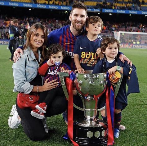 totalBarça (@totalBarca) | Twitter Messi Family, Lionel Messi Family, Messi Wallpapers, Lio Messi, Antonella Roccuzzo, Messi Soccer, Lionel Messi Wallpapers, Football Stars, Messi Photos