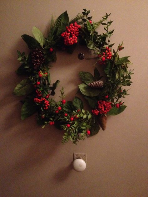 Christmas Crown Door, Christmas Crowns, Nature Day, Christmas Crown, Nature Christmas, Decoration Nature, Door Aesthetic, Red Front Door, Gold Baroque