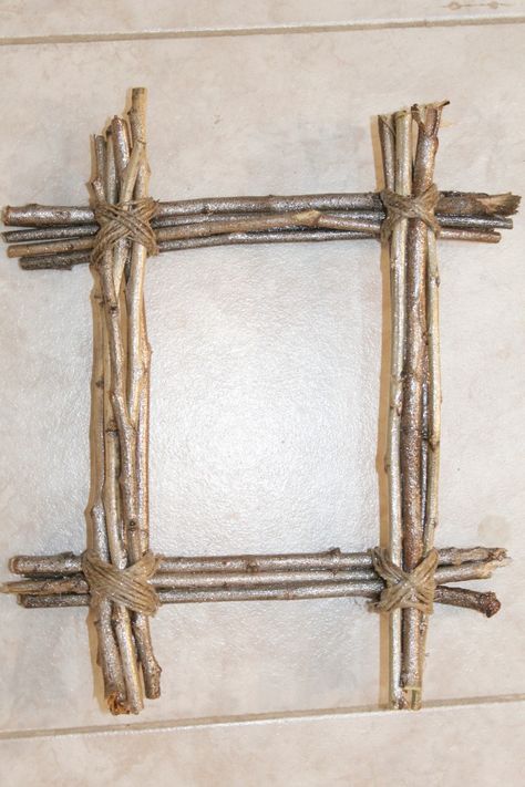 Tree Branch Mirror Frame Diy, Homemade Photo Frames, Twig Frame, Recycle Craft Projects, Frame Tutorial, Rustic Photo Frames, Rama Seca, Willow Wreath, Twig Art