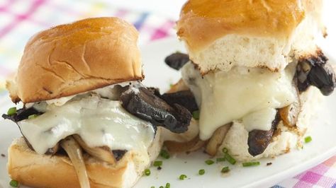 Meaty portabella mushrooms are the surprise ingredient in these easy, cheesy sliders, ready from the broiler in just 20 minutes. Portabella Sliders, Meatless Sliders, Mushroom Sliders, Mini Snacks, Portabella Mushrooms, Fast Easy Dinner, Potato Rolls, Stuffed Portabella Mushrooms, How To Cook Mushrooms