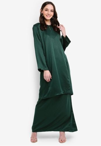 Baju Kurung Pahang Habeeba from Butik Sireh Pinang in Green Baju Kurung Pahang Habeeba from Butik Sireh Pinang in Green Top- Jacquard patterned print kurung top with keyhole cut out- Round neckline- Unlined- Re... Eastern Clothes, Baju Kurung Pahang, Gadis Melayu, Bracelets Green, Baju Kurung Moden, Clothes Reference, Wedding Moodboard, Kebaya Modern, Kurung Moden