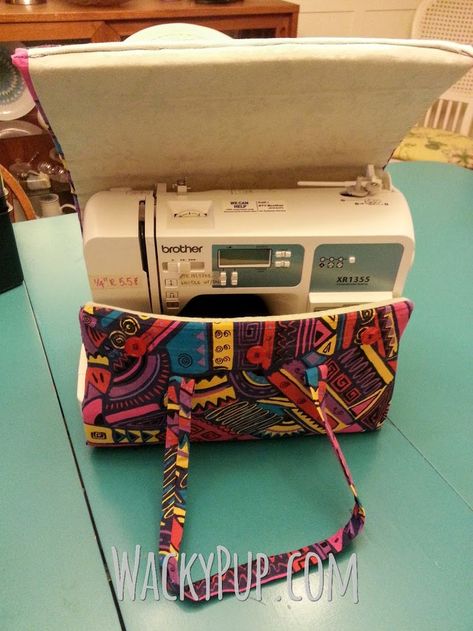 Diy Sewing Machine Cover Pattern, Sewing Machine Carry Bag Pattern, Sewing Machine Carry Bag Pattern Free, Sewing Machine Bag Pattern Free, Sewing Machine Case Pattern, Diy Sewing Machine Bag, Cool Sewing Ideas, Sewing Machine Carry Bag, Sewing Machine Covers