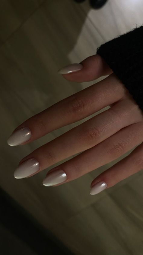 white chrome pearl nails 🤍🐚 Elegant Nails Pearl, White Dress Nails Ideas, Nails For A White Dress, Nails With White Dress, Square Pearl Nails, Nails White Dress, Nails For Silver Dress, Pearl Color Nails, Nails For White Dress