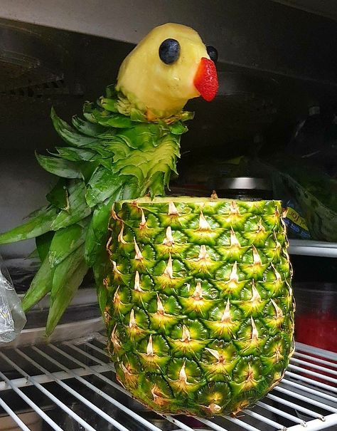 Pineapple Presentation, Caribbean Party Decorations, Watermelon Creations, Charcuterie Art, Pumpkin Competition, Tropical Christmas Decorations, Mini Cafeteria, Fruit Tables, Fruit Hacks