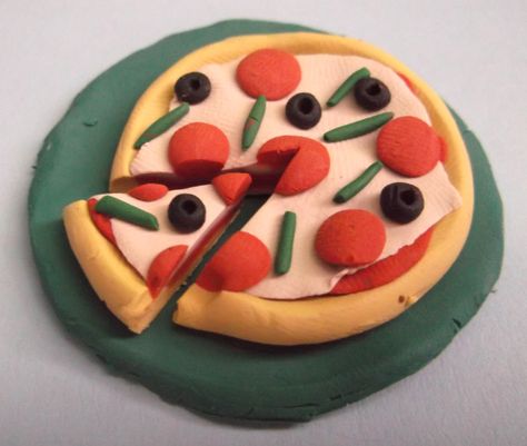 Pizza Food Plasticine Play Dough Food Ideas, Play Dough Ideas Crafts, Pizza Clay Art, Clay Food Art, Food Clay Ideas, Clay Crafts Food, Clay Food Easy, Clay Food Ideas, Play Dough Ideas