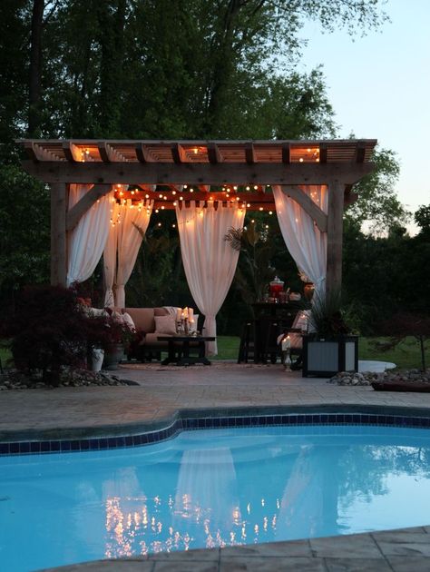 Decorated Pergola Ideas, Poolside Pergola, Wooden Pool, Pergola Diy, Cedar Pergola, Outdoor Gazebo, Seating Furniture, Backyard Gazebo, Wooden Pergola