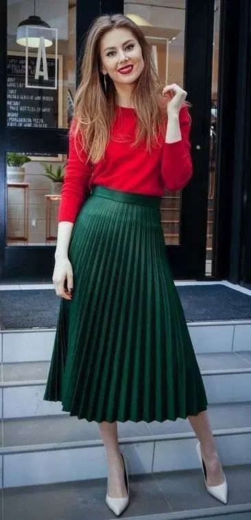 25 Christmas Outfit Ideas for Moms that are effortless and chic Classy Christmas Dresses, Trendy Christmas Outfits, Green Pleated Skirt, Wedding Outfits For Women, Green Midi Skirt, Pleated Skirt Outfit, Elegantes Outfit Frau, Cute Christmas Outfits, Christmas Dress Women