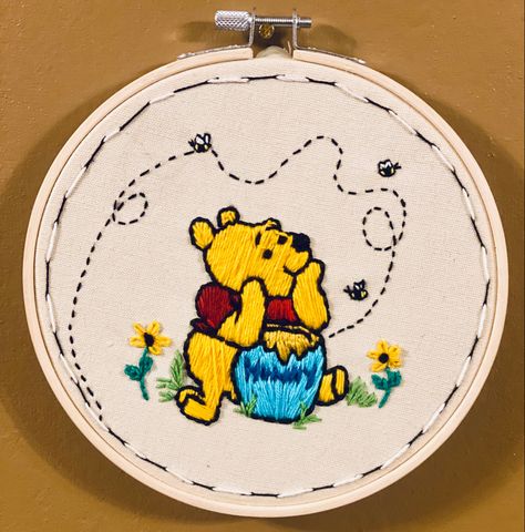 Pooh Bear Embroidery, Pooh Embroidery, Diy Disney, Handmade Embroidery Designs, Baby Embroidery, Sewing Embroidery, Sewing Embroidery Designs, Pooh Bear, Handmade Embroidery