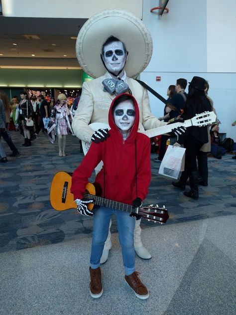 Coco Halloween Costumes - Miguel costume and Ernesto de la Cruz costume from the Disney's Coco! #coco #Disney #Halloween #CostumeIdeas Coco Costume, Coco Disney, Halloweenský Makeup, Mickey Halloween Party, Kostum Halloween, Halloween Infantil, Costume Disney, Casa Halloween, Halloween Coustumes