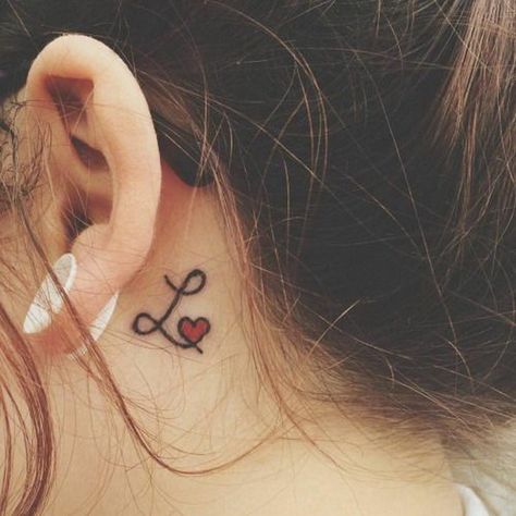 Letter L with a Red Heart Behind The Ear Tattoo. Behind The Ear Tattoo Ideas Letter, L Tattoos, Letter L Tattoo, Tato Nama, Behind Ear Tattoos, L Tattoo, Ear Tattoos, Tattoos Geometric, Initial Tattoo