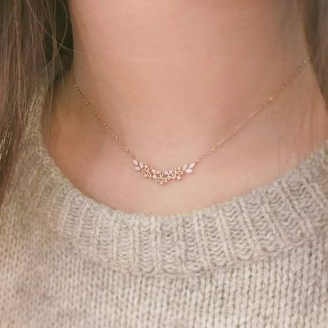 Square Gold Necklace, Minimalist Accessories Jewellery, Jewllery Ideas, Pendent Design, Simple Necklace Designs, قلادات متدلية, Affordable Engagement Rings, Necklace Fancy, Jewelry Necklace Simple