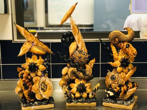 Display Bread Ideas, Bread Centerpiece Ideas, Bread Showpiece Display, Bread Display Ideas, Chocolate Display Ideas, Bread Bouquet, Bread Display Bakery, Bread Centerpiece, Bread Showpiece