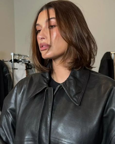 Fall 2024: The best hair colour trends to try this autumn Cool Hair Designs, Hailey Bieber Style, Fall Hair Color Trends, Hair To One Side, Fall Hair Trends, Natural Wavy Hair, Lob Hairstyle, Blowout Hair, 90s Hairstyles