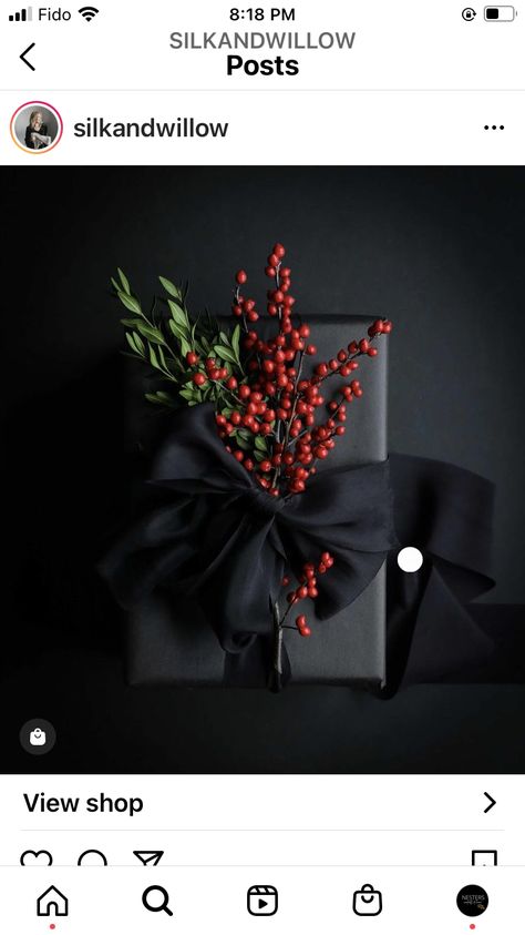 Black Wrapped Gifts, Black And Red Gift Wrapping Ideas, Christmas Hampers Packaging, Christmas Wrapping Ideas Creative, Christmas Present Wrap, Christmas Roast, African Christmas, Black Wrapping Paper, Elegant Gift Wrapping