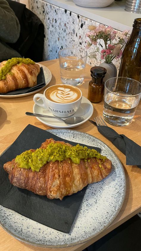 New York Roll, Croissant And Coffee, Insta Inspiration, Healthy Groceries, Art Coffee, Flat White, Food Inspo, Latte Art, Healthy Desserts