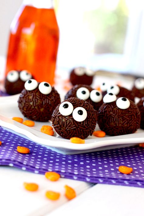 Brigadeiro Halloween, Hallowen Party, Postres Halloween, Recetas Halloween, Halloween Cookie Recipes, Easy Halloween Party, Halloween Chocolate, Halloween Desserts, Cute Desserts