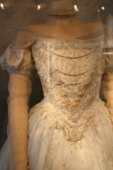 Details of the White Queen's Dress. White Queen Costume, Queen Alice, Colleen Atwood, Alice In Wonderland Aesthetic, Alice In Wonderland Costume, Wonderland Costumes, Queen Costume, Inexpensive Wedding Venues, Steampunk Costume