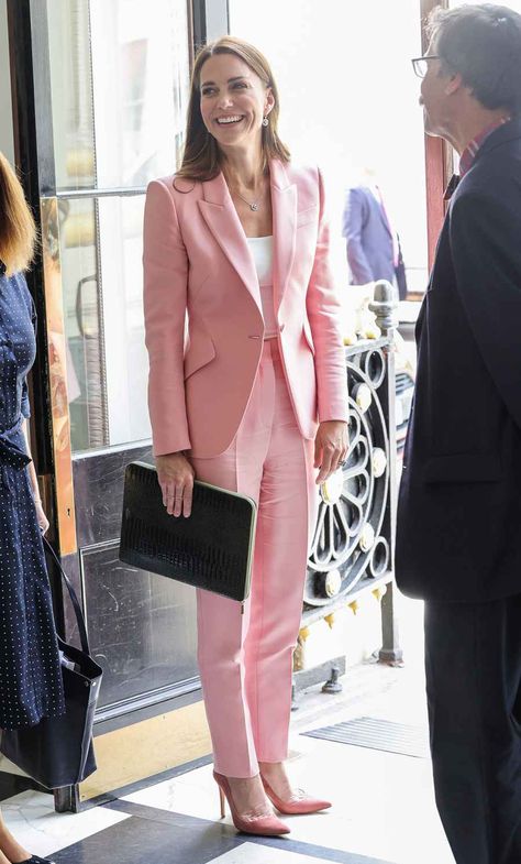 Vévodkyně Kate, Duchesse Kate, Looks Kate Middleton, Kate Middleton Outfits, Cool Winter, Princess Kate Middleton, Middleton Style, Catherine Elizabeth Middleton, Pink Suit