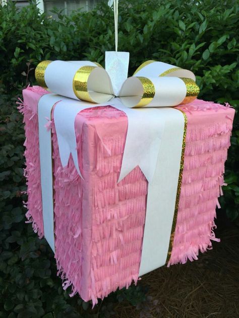 Christmas First Birthday, Pinata Diy, Birthday Pinata, Gender Reveal Themes, Anniversaire Diy, Piñata Ideas, Birthday Freebies, Diy Pinata, Cute Birthday Ideas