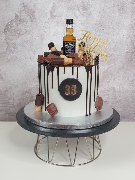 Tort Z Whisky, Liquor Cake Design, Whiskey Cake Design, Alcohol Cake Ideas For Men, 40th Birthday Cakes For Men, Sewing Cake, Liquor Cake, Birthday Cake For Boyfriend, Alcohol Cake