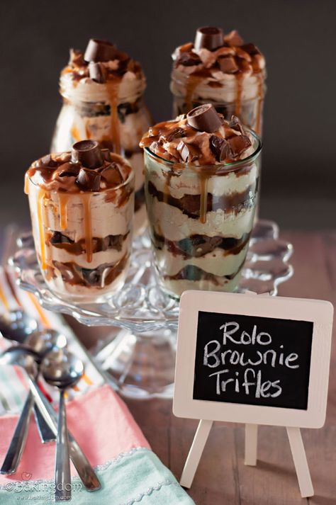 CHOCOLATE AND CARMEL Rolo Brownies, Mason Jar Desserts Recipes, Brownie Trifle, Mason Jar Desserts, Trifle Desserts, Dessert In A Jar, Trifle Recipe, Yummy Sweets, How Sweet Eats