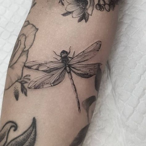 Flying Tattoo, Dragonfly Tattoo Design, Insect Tattoo, Bug Tattoo, Cool Chest Tattoos, Chest Tattoos For Women, Парные Тату, Dragonfly Tattoo, Dainty Tattoos