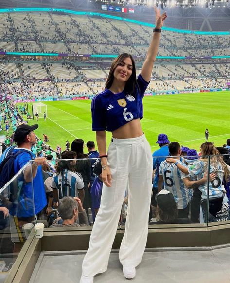 Football Gf, Soccer Game Outfits, Soccer Mom Outfit, Soccer Girlfriend, Football Girlfriend, Footballers Wives, Football Wags, Soccer Outfit, Mom Outfit