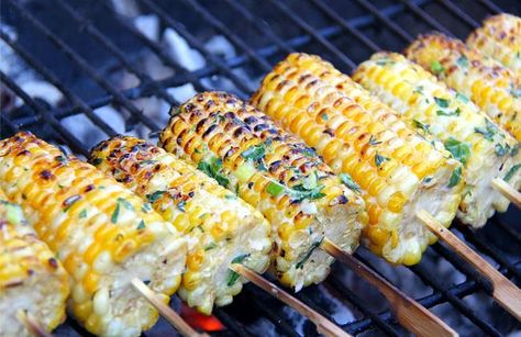 Roast Corn, Jamaica Recipes, Nacho Salat, Grill Corn On The Cob, Grill Corn, Bbq Corn, Grilled Corn On The Cob, Grilled Roast, Grilled Fruit