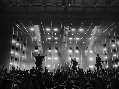 5sos Black And White Aesthetic, 5sos Black And White, Picture Wall Black And White, Black And White Aesthetic Wallpaper, White Aesthetic Wallpaper, 5sos Concert, 5sos Wallpaper, Twitter Layout, Aesthetic Black And White