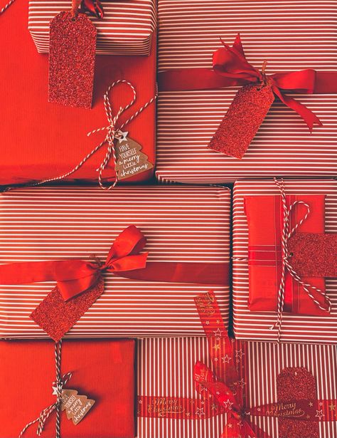 Christmas gifs with stripped wrapping and red wrapping with some red boss. Christmas Wrapping Red And White, Red And White Wrapping Ideas, Red Wrapping Paper Ideas, Red Christmas Gift Wrapping, Red Gift Wrapping Ideas, Red And White Christmas Aesthetic, Red Wrapping Paper Christmas, White Christmas Wrapping, Classy Holiday Party