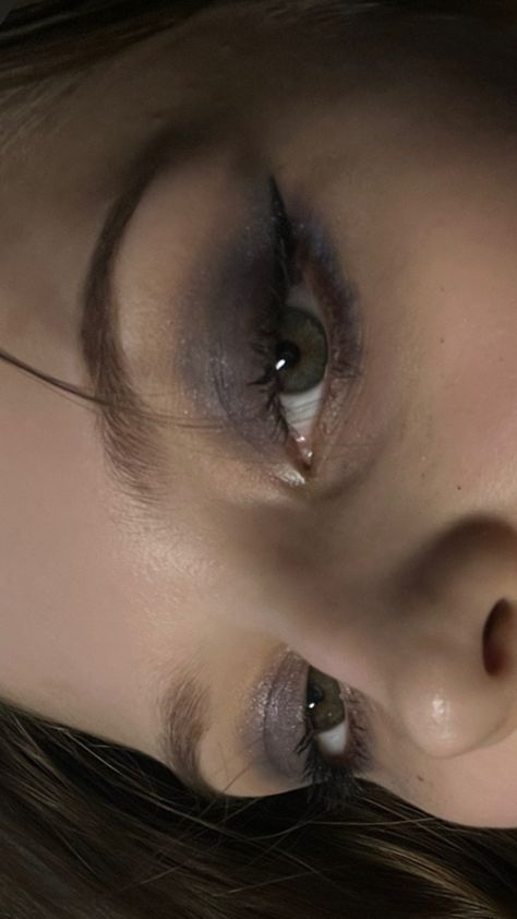 green smokey eyes blue grey Dark Sparkly Eye Makeup, Blue Grey Eye Makeup, Purple Grey Eyeshadow, Blue Grey Eyeshadow, Makeup Looks For Grey Eyes, Gray Eyeshadow Looks For Brown Eyes, Blue Grey Makeup, Eyeshadow For Grey Eyes, Cool Tone Eyeshadow Looks